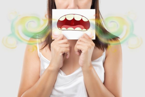 Čo spôsobuje zápach z úst?